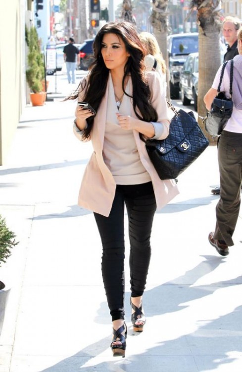 Kim-Kardashian-pantaloni-skinny-neri-giacca-sfiancata-rosa-QUARZO