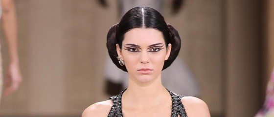 kendall-jenner-superbe-au-defile-chanel-HAUTE Couture