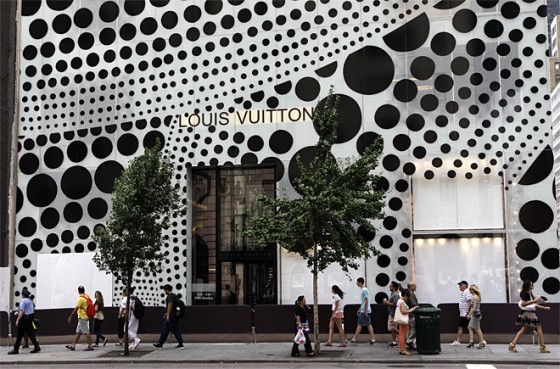 righe e pois concept store Louis Vuitton 